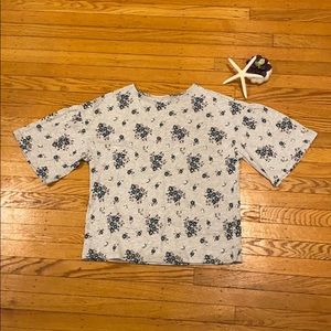 Short sleeve light grey bell sleeve shirt. Flowy